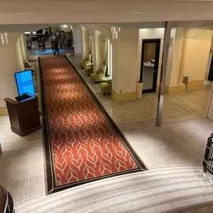 チャペルへ続く動線も絨毯で上品なつくりでした。