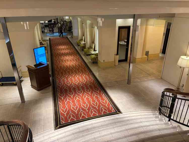 チャペルへ続く動線も絨毯で上品なつくりでした。