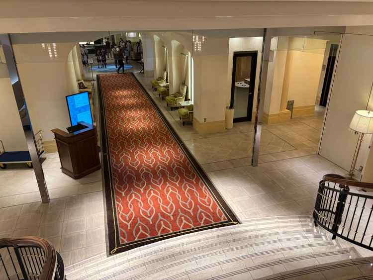 チャペルへ続く動線も絨毯で上品なつくりでした。