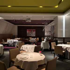 会場は高級感のある雰囲気で、プロジェクター等の設備も充実しています。