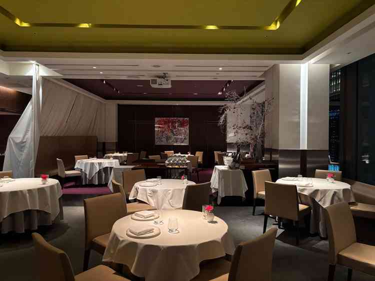 会場は高級感のある雰囲気で、プロジェクター等の設備も充実しています。