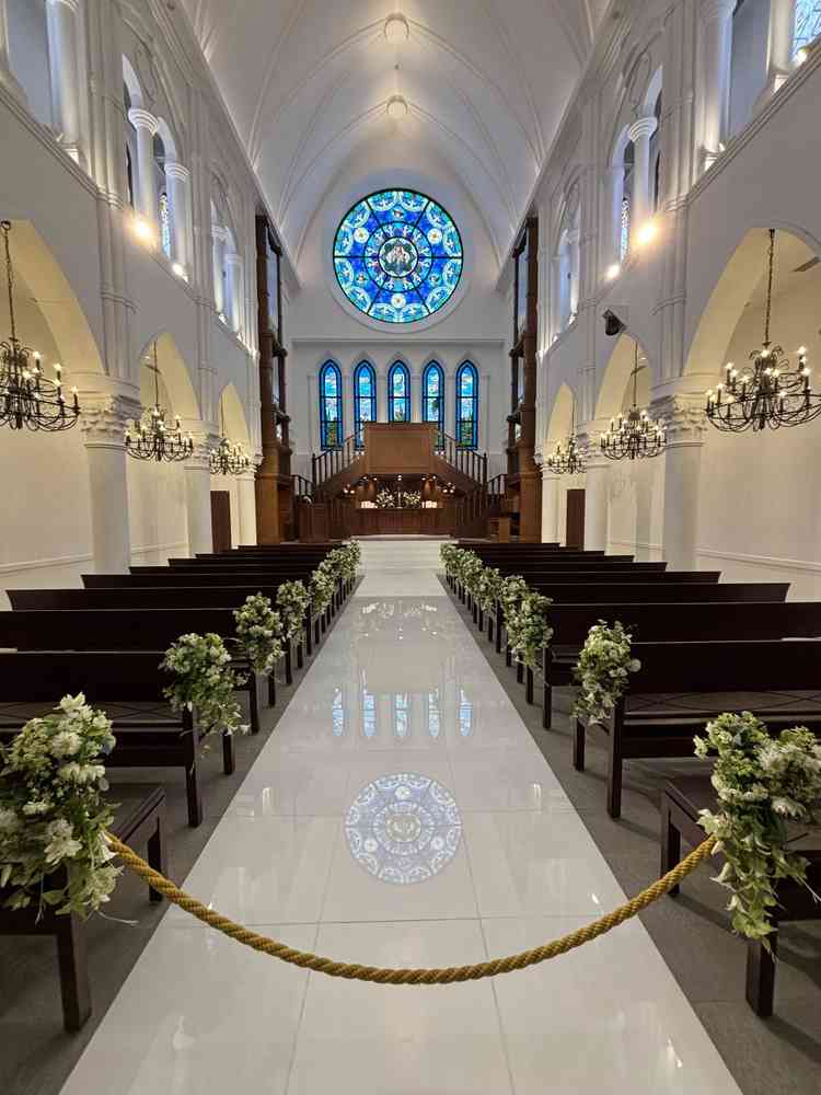 ザ結婚式というような素敵なチャペルでした。バージンロードに光でステンドグラスが反射しているのも素敵