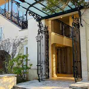 チャペルの外観と門 洋風な大きな門が印象的