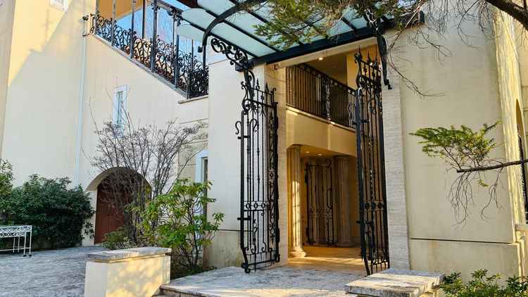 チャペルの外観と門 洋風な大きな門が印象的