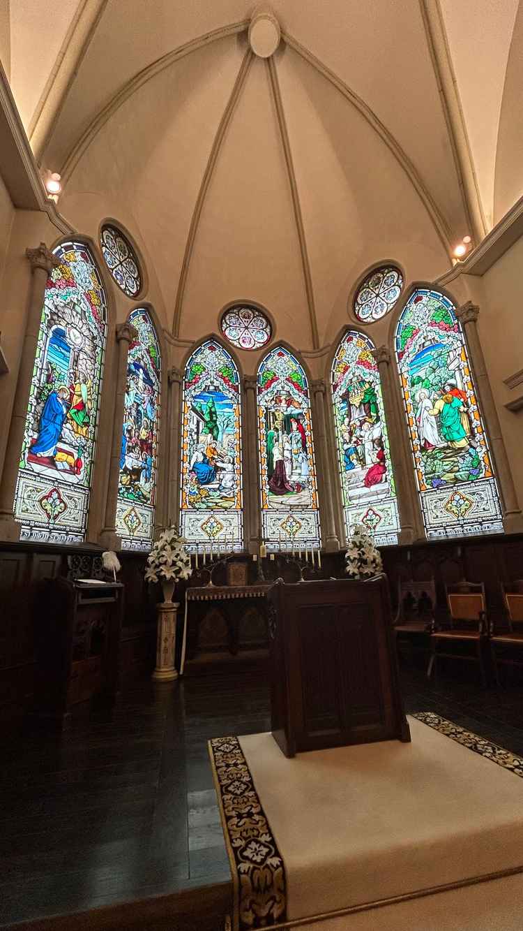 本館のチャペルです。あいにくの雨だったので、自然光が入るステンドグラスも味わいたいと思いました。