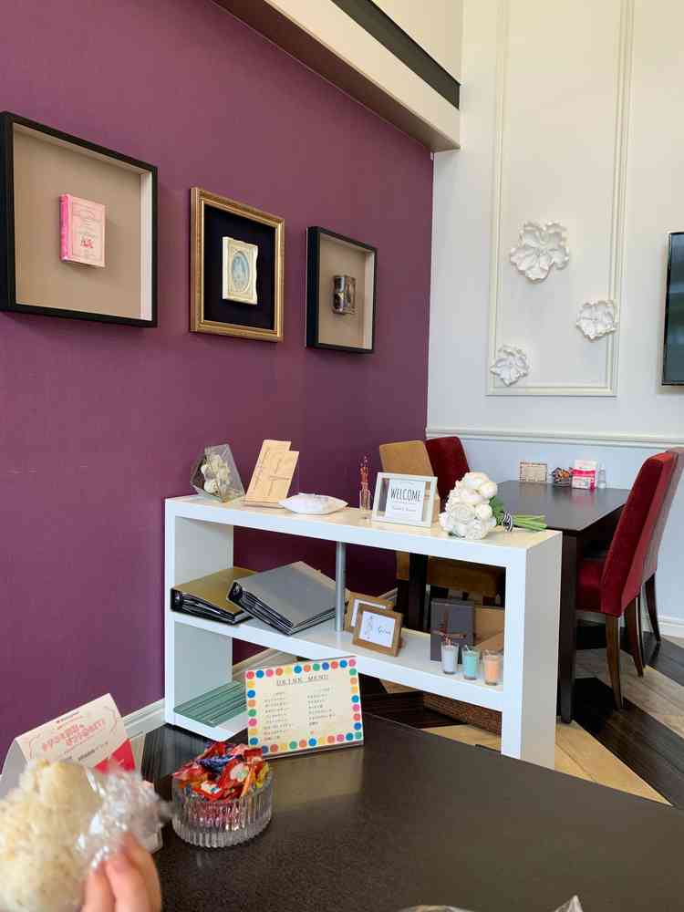 説明等を受けたサロン。いろいろな小物が展示されていて、ウェルカムスペース等のイメージが湧くような感じ