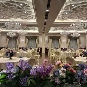 披露宴会場1。これからリニューアルがあり、壁が茶と白からグレーと白（大理石）になると言っていた。