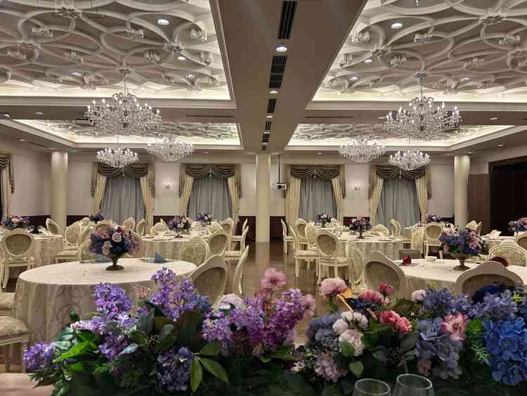 披露宴会場1。これからリニューアルがあり、壁が茶と白からグレーと白（大理石）になると言っていた。