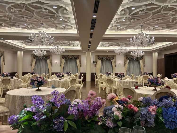 披露宴会場1。これからリニューアルがあり、壁が茶と白からグレーと白（大理石）になると言っていた。