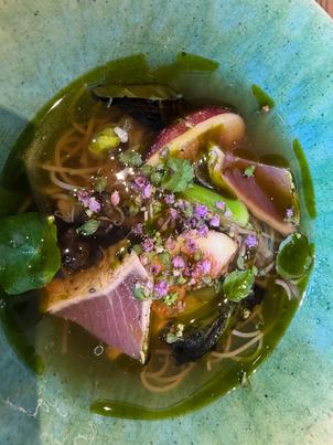 舞茸だしのそうめん。鰹、いちじく、オクラなど入っていて口に入れるたびに味が楽しめる一品でした。
