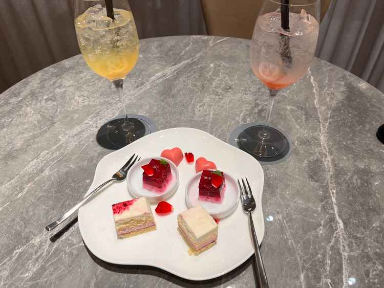 ホテルオリジナルカクテルとデザートの写真。甘すぎないカクテルと、上品な味のケーキが美味しかったです。