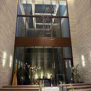 非常に開放感があるチャペルでした。天井の高さを生かして、上からフラワーシャワーもできるようです。