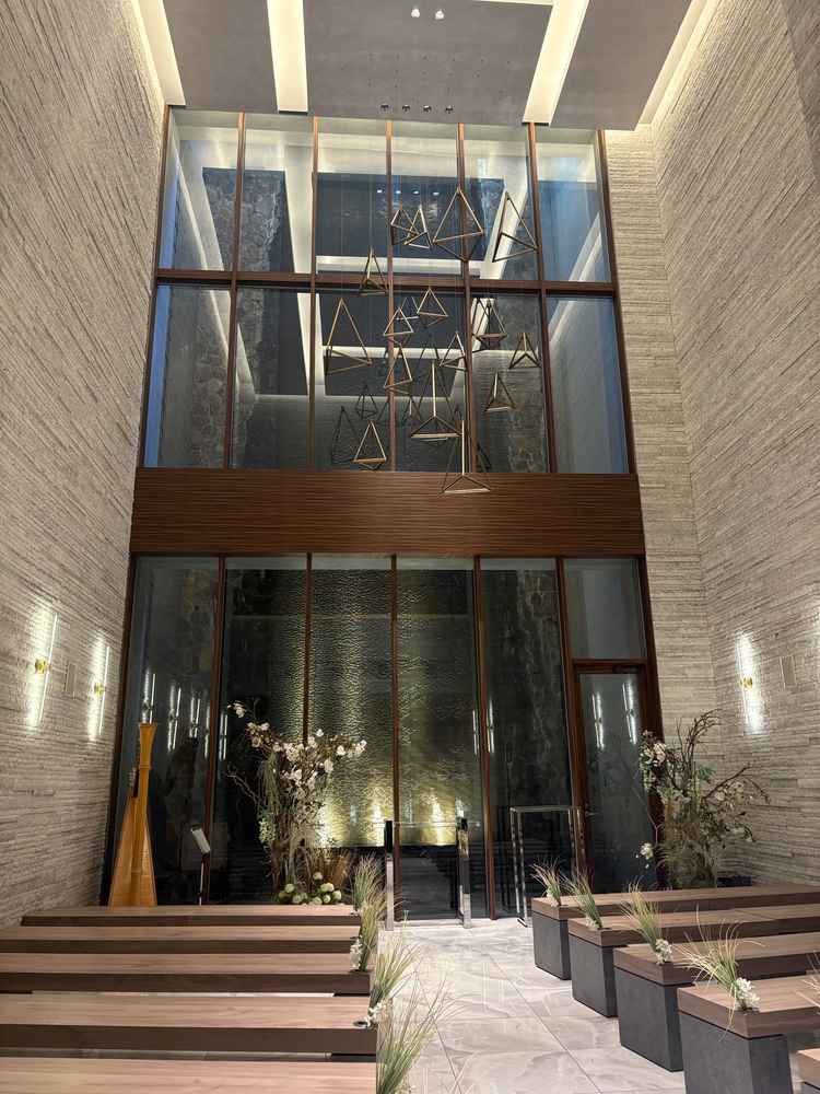 非常に開放感があるチャペルでした。天井の高さを生かして、上からフラワーシャワーもできるようです。