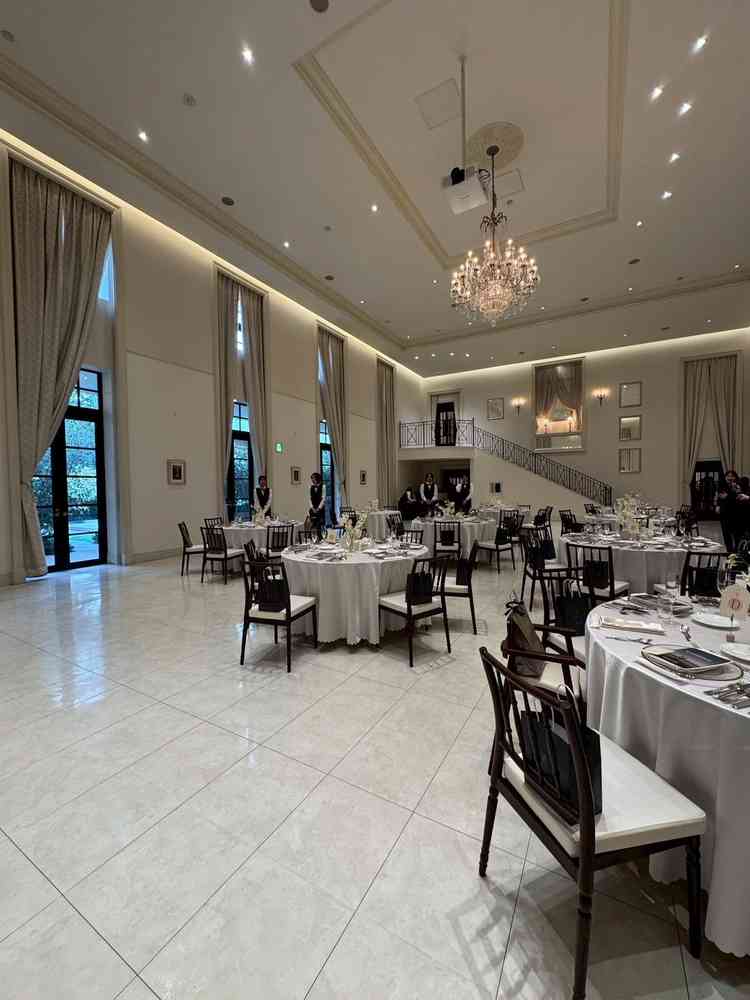 披露宴会場。定番の会場だなと言う感じだった。階段は雰囲気があるなと思った。