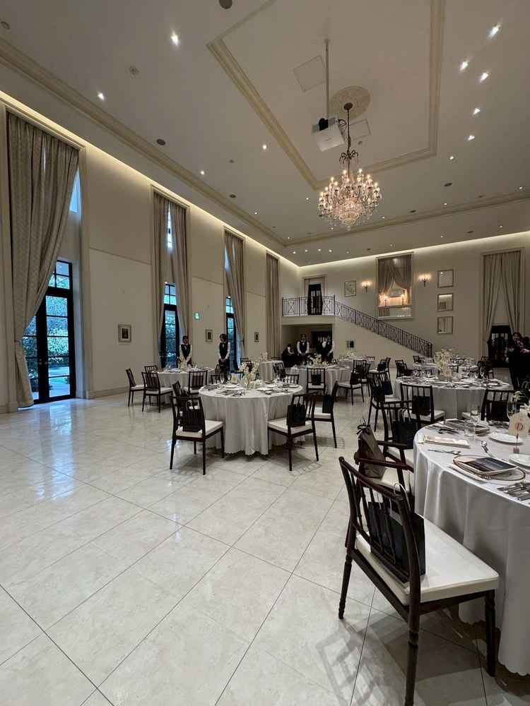 披露宴会場。定番の会場だなと言う感じだった。階段は雰囲気があるなと思った。