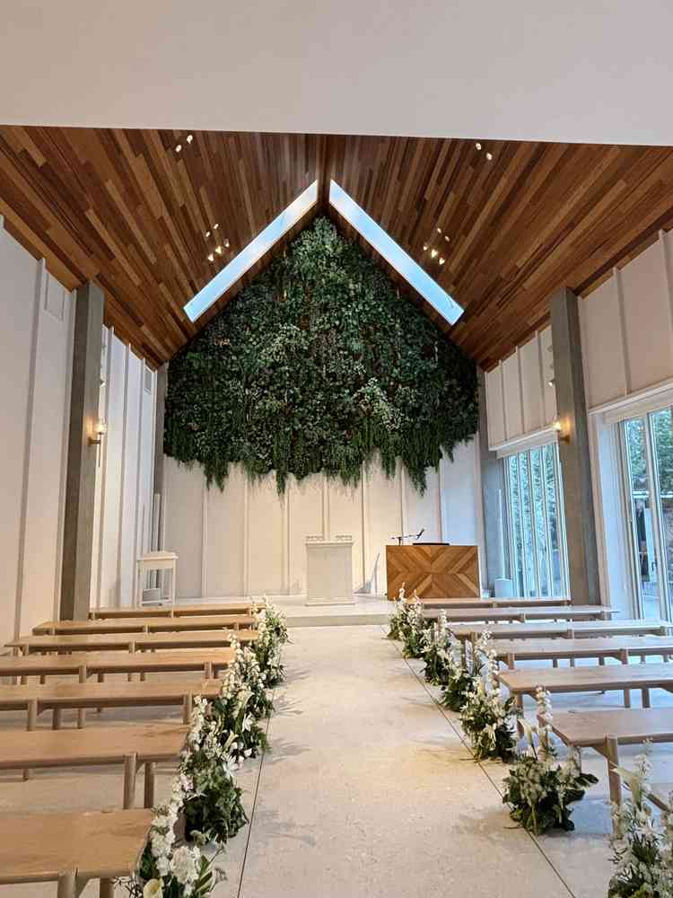 正面からみたチャペルあえて新郎新婦が立つところを白背景にすることで逆光を防ぐのがいい！