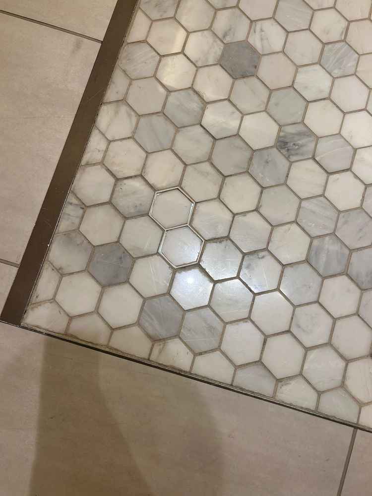 タイルの色を選び、そのタイルを2箇所にはめ込み自分たちだけのバージンロードを作れるとのことでした！