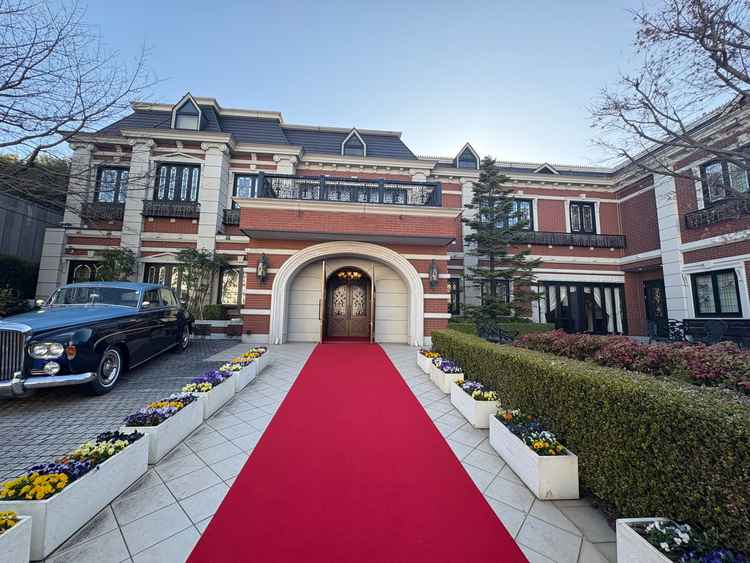 外観は写真通りおしゃれでした。夜のライトアップも綺麗でした。