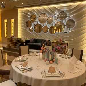 かわいらしい雰囲気を感じる披露宴会場。暖かい色合いの照明が使われていて、やわらかみも感じられた。