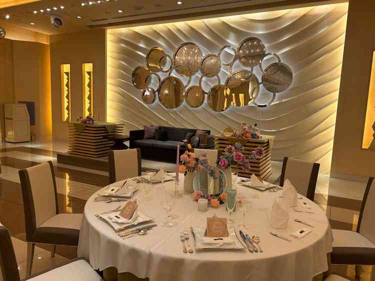 かわいらしい雰囲気を感じる披露宴会場。暖かい色合いの照明が使われていて、やわらかみも感じられた。