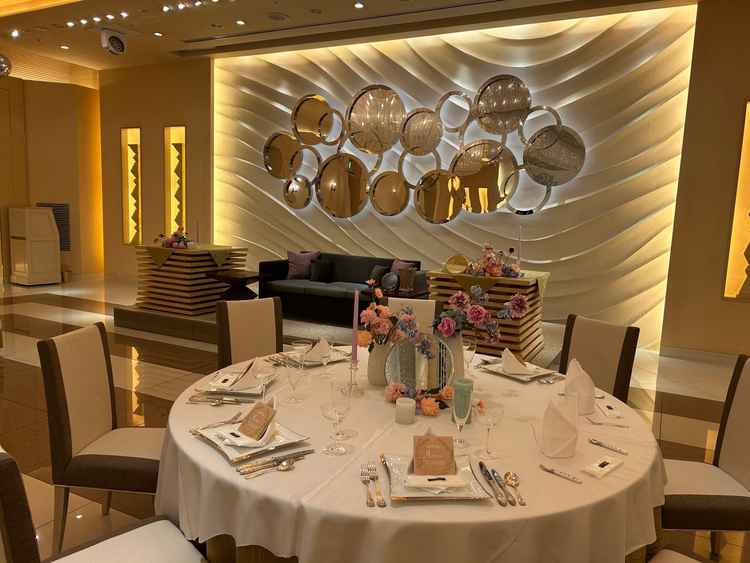 かわいらしい雰囲気を感じる披露宴会場。暖かい色合いの照明が使われていて、やわらかみも感じられた。