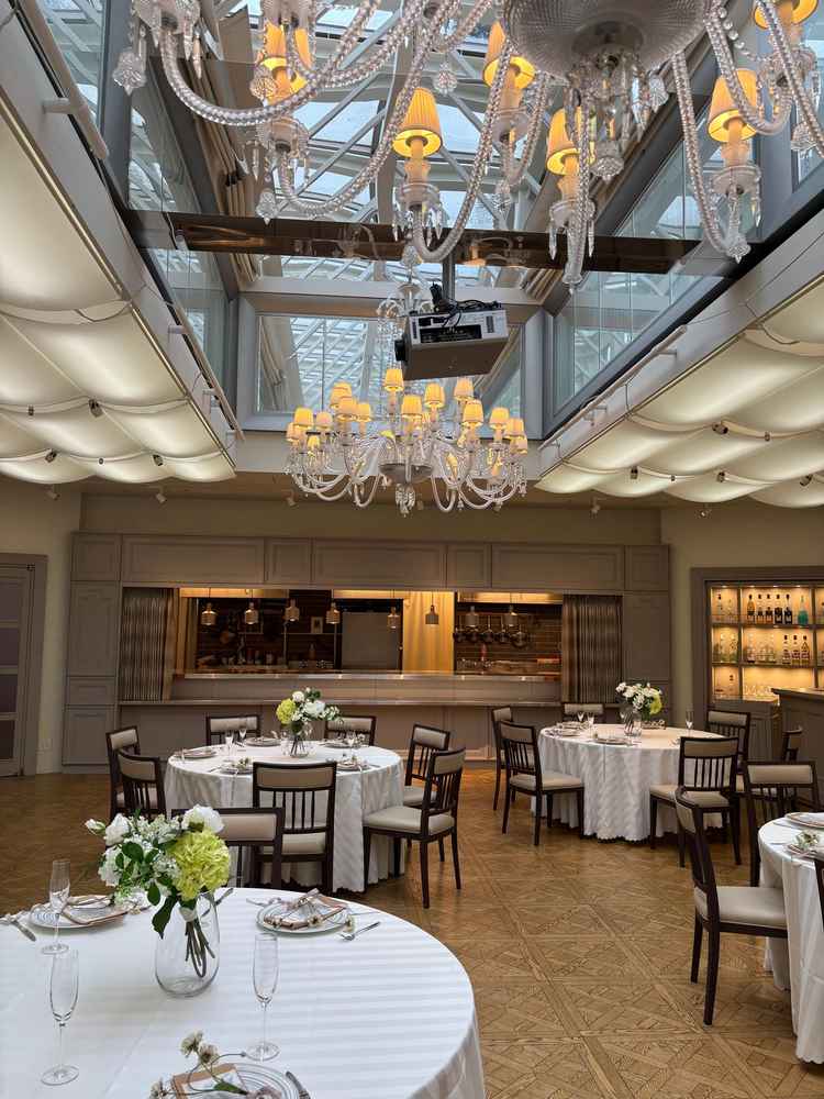 どちらの披露宴会場も、ライブキッチンがあり、温かいできたてのお料理を食べられるところが魅力！