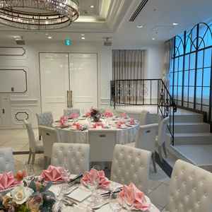 二つ目の披露宴会場。白基調で可愛らしい雰囲気。