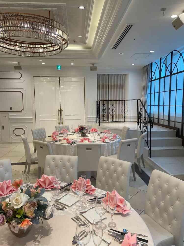 二つ目の披露宴会場。白基調で可愛らしい雰囲気。