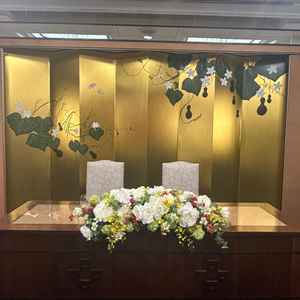 もう一つのお部屋瓢の間の新郎新婦席です。こちらは金屏風が煌びやかで結の間とはまた違った華やかさでした