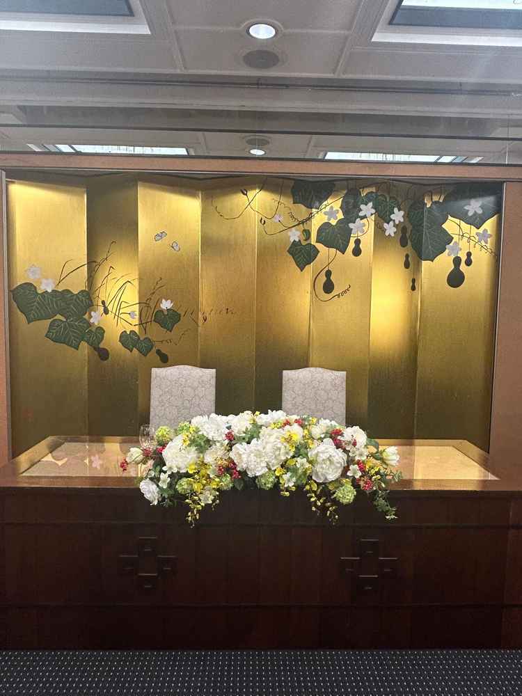 もう一つのお部屋瓢の間の新郎新婦席です。こちらは金屏風が煌びやかで結の間とはまた違った華やかさでした