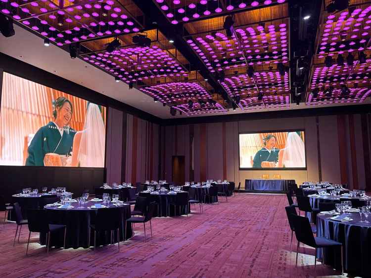 広々としたボールルーム