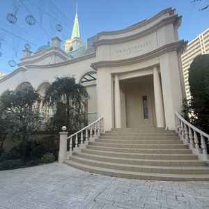 この場所でフラワーシャワー、集合写真を撮ることができ魅力的なだと感じた。