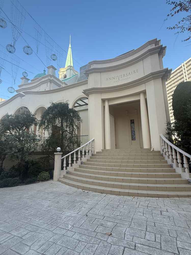 この場所でフラワーシャワー、集合写真を撮ることができ魅力的なだと感じた。