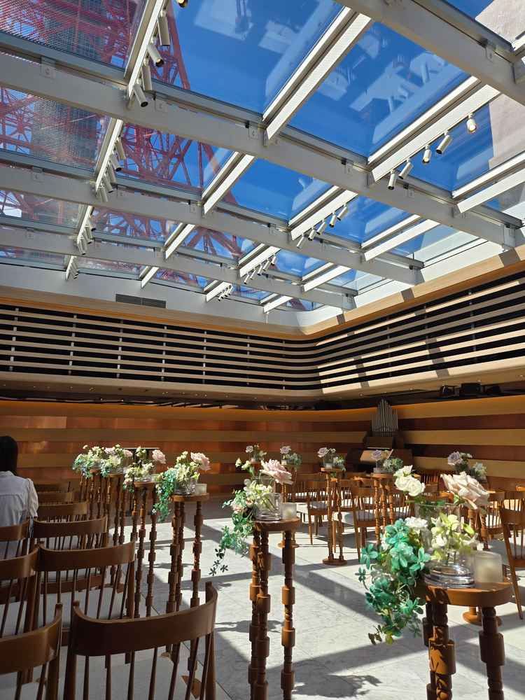 自然光のある明るいチャペルで、東京タワーの景色を楽しめることもできる。