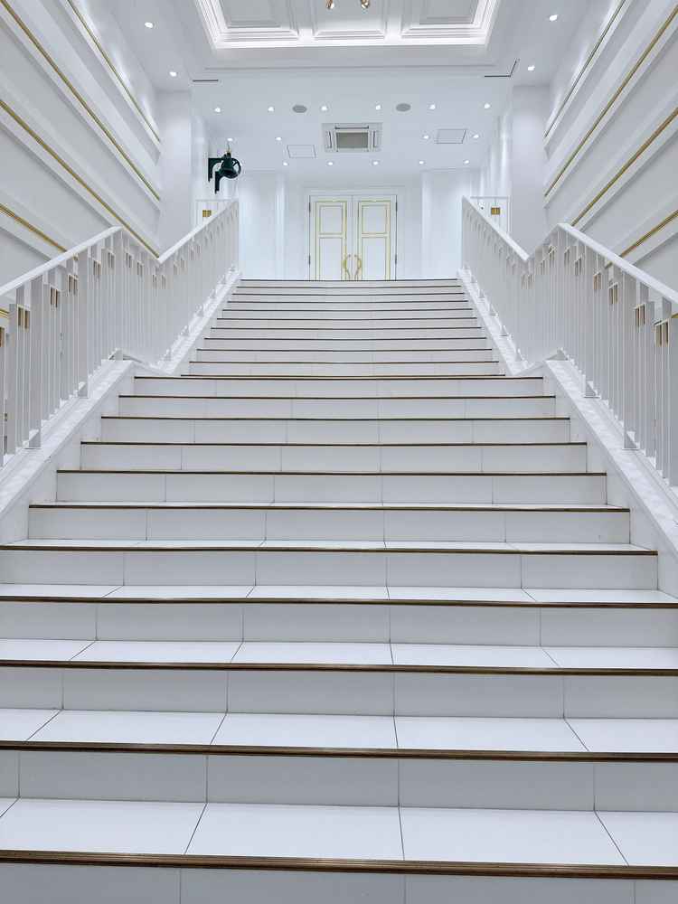 フラワーシャワーを室内で行う事のできる階段。