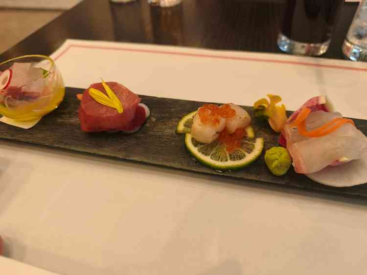 和洋折衷料理の試食。すべて美味しかったですが、特に拘っているというマグロが美味しかったです。