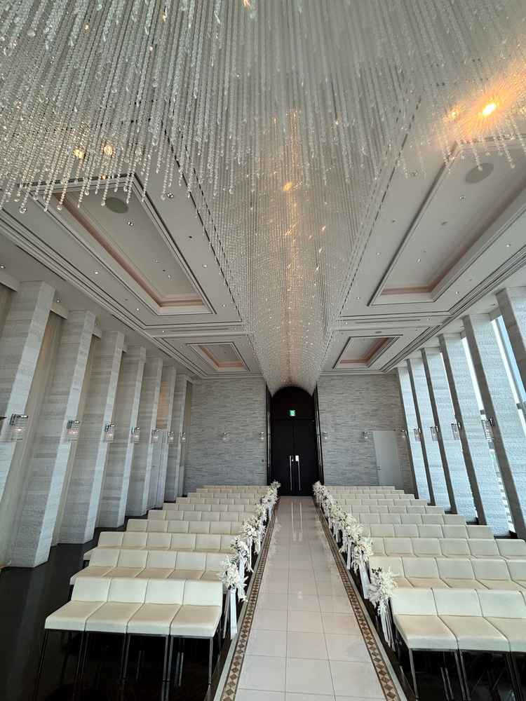 天の川を模したシャンデリアがかなり印象的でゼクシィ創業者監修の細部までこだわりが感じられ良かったです