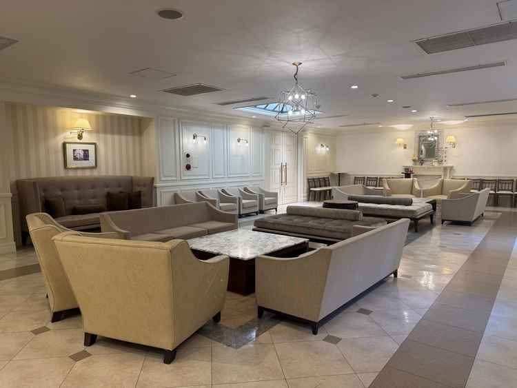 ゲストの待合スペースもソファがたくさんあって使いやすそうです。