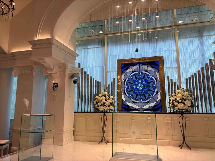 チャペルは写真で見たより広く感じ、印象に残りました。