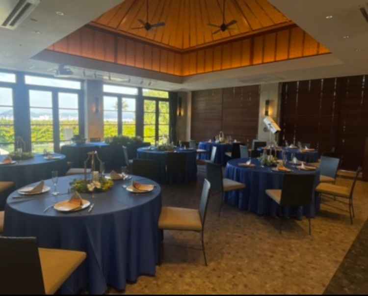 広い方の食事会場。ヴィラのような雰囲気が海ととてもマッチしていて落ち着く空間。