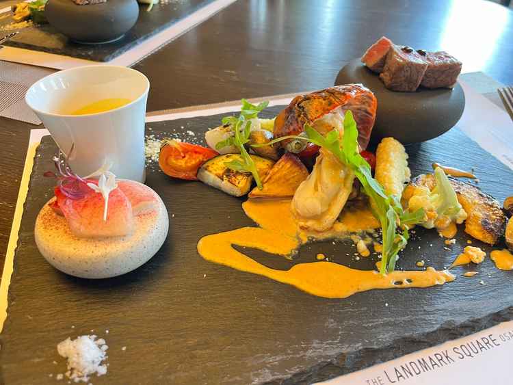 料理長が直々に内容を説明して頂けました。スープにオマール海老、牛フィレ肉がとてもおいしかったです。