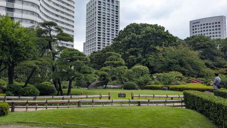 庭園。毎日整えられているとのこと。奥にある滝や橋の方にも行ってみたい。