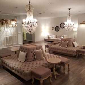 待合室。壁面が写真の背景として映えるように設計されたフォトスポットが複数並んでいる。