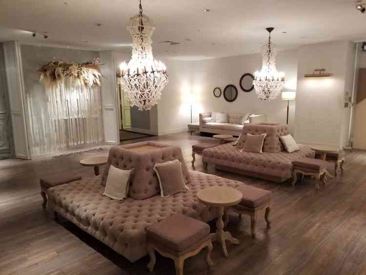 待合室。壁面が写真の背景として映えるように設計されたフォトスポットが複数並んでいる。