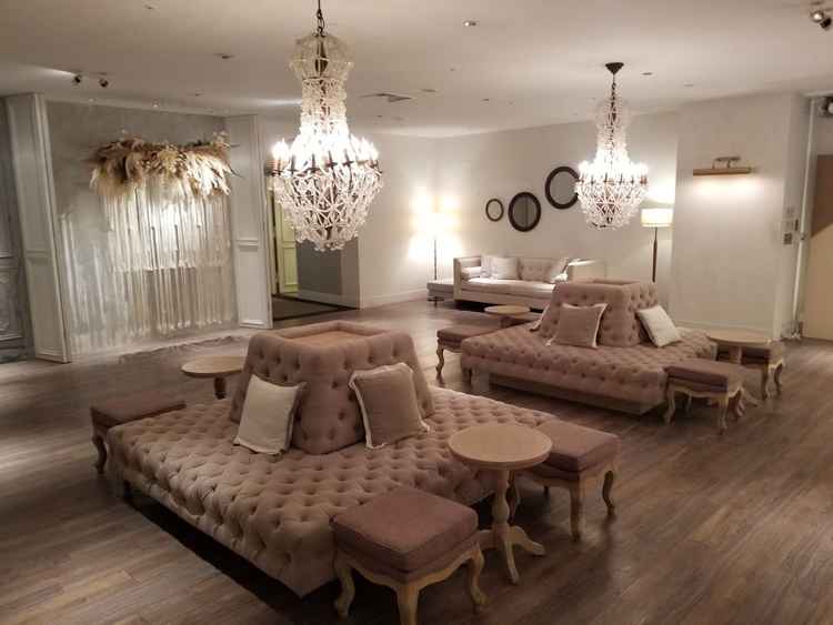 待合室。壁面が写真の背景として映えるように設計されたフォトスポットが複数並んでいる。