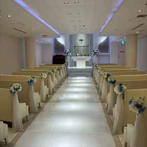 バージンロードも長く、天井の高さも十分あるため、開放感がある。