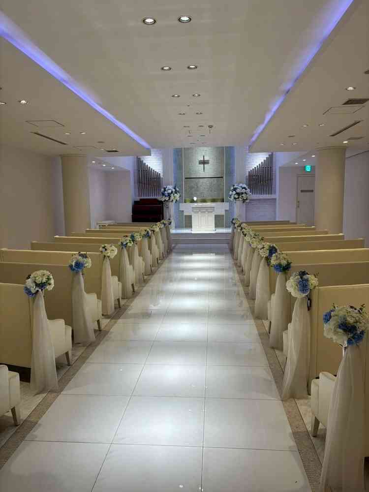 バージンロードも長く、天井の高さも十分あるため、開放感がある。