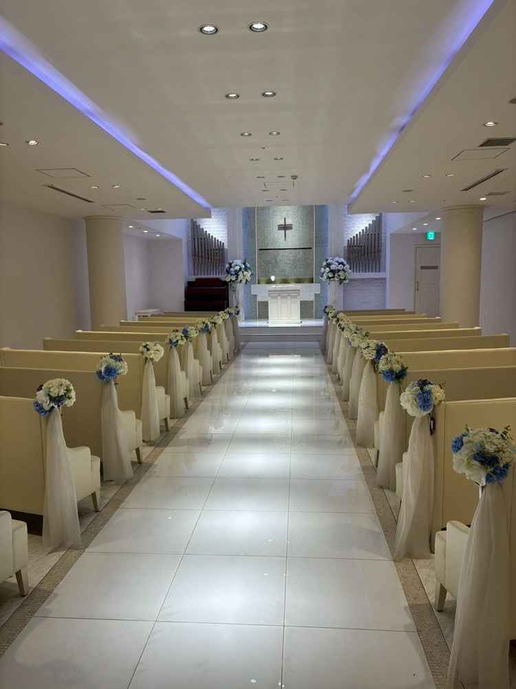 バージンロードも長く、天井の高さも十分あるため、開放感がある。