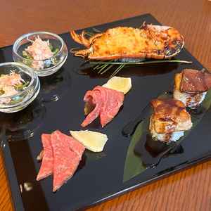 エビ・カニ・ビーフ・フォアグラを使ったコース料理の試食