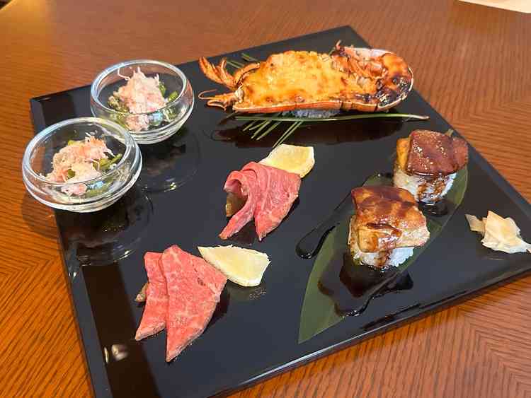 エビ・カニ・ビーフ・フォアグラを使ったコース料理の試食